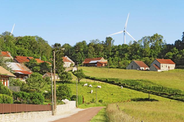 Granges-Garot et éoliennes de Poroy, à gauche Reuillon