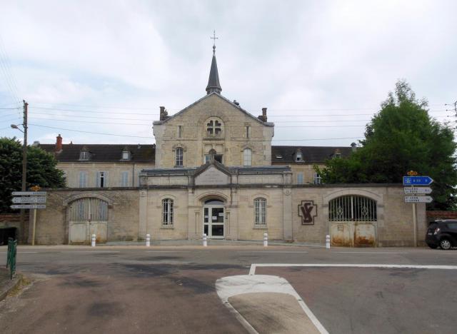 Edifice dit "château", Rue de l'Egalité à Athée (21). Il abrite la maison de retraite "Les Logis du Parc", fondée en 1875, par Victor et…