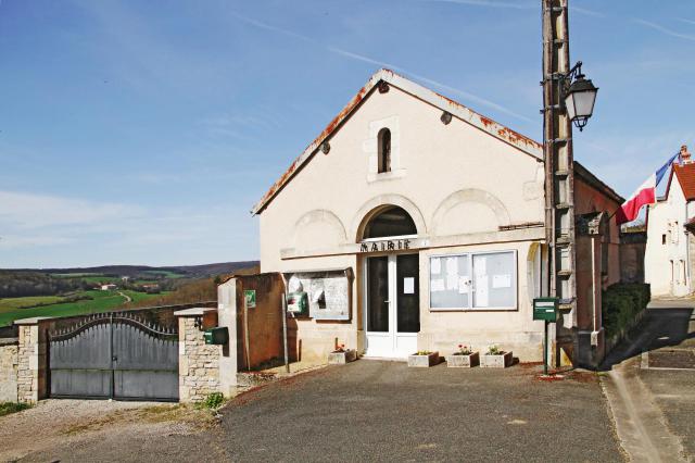 Mairie de Barjon, au loin le Meix
