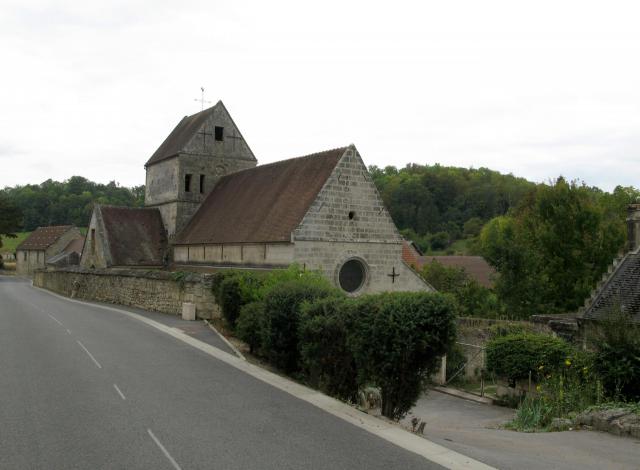 Serches (Aisne, France) - L'église est en contrebas de la route qui traverse le village. . .