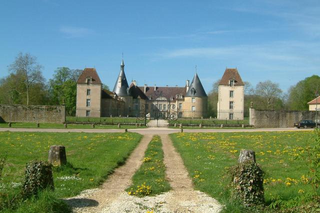Château de Commarin, vue à partir de l'entrée principale, Commarin, Côte-d'Or, Bourgogne, France