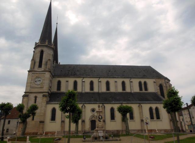 Eglise Sainte-Barthélemy (XIXe s), depuis la Rue du Général de Gaulle, à Lamarche-sur-Saône (21).