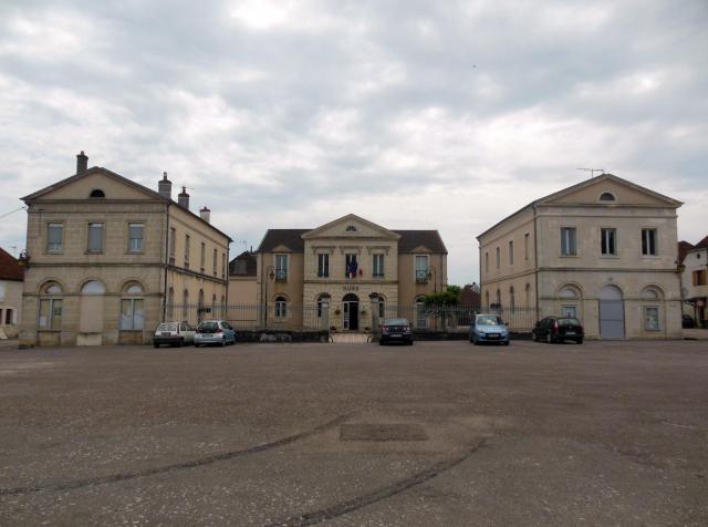 Place Liberté (de l'église et de la mairie), à Lamarche-sur-Saône (21).