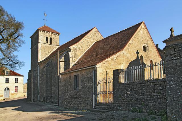 Église Saint-Vinard et entrée du cimetière de Menesble