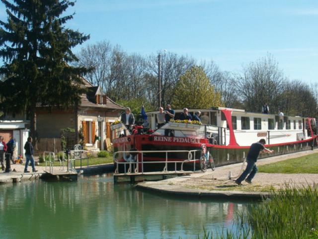 Péniche sur le canal de Bourgogne à Dijon