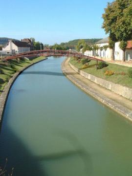 Passerelle acier au gabarit sur le canal de bourgogne à Montbard