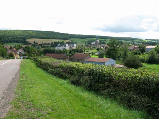Sainte-Sabine (Côte-d'Or, France) - Vue sur le village, en arrivant par le Nord (Départementale D 970). . .