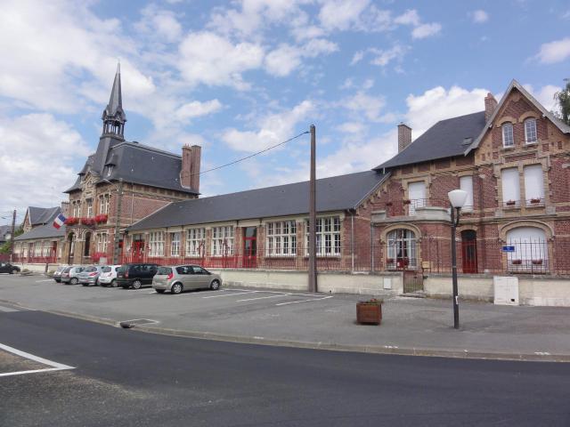 Flavy-le-Martel (Aisne) mairie et écoles du centre