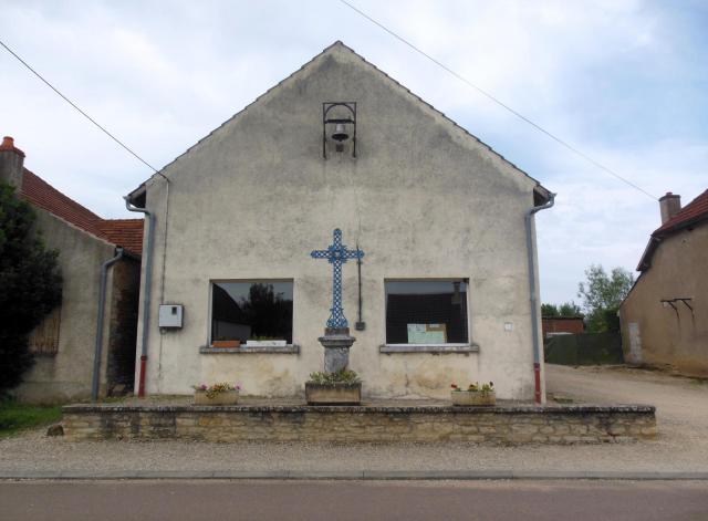 Croix (XIXe s) et chapelle (XXe s, installée dans une grange plus ancienne), Grande Rue, à Poncey-lès-Athée (21).