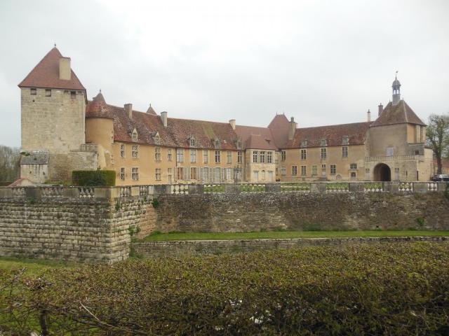 Photographie de la façade du château d'Epoisses (21), Rue de Semur.