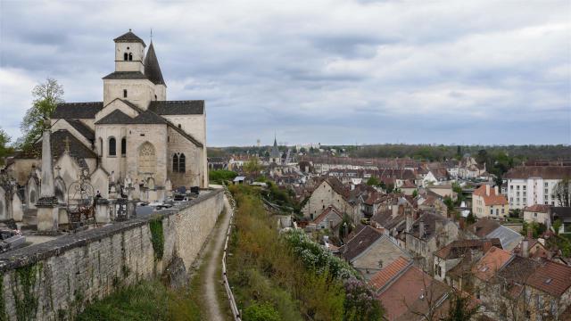L'église Saint-Vorles dominant la ville de Châtillon-sur-Seine (Côte-d'Or, région Bourgogne, France)