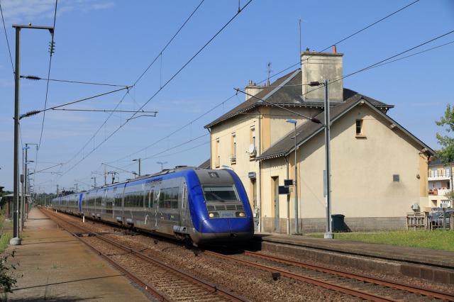 Vue du train n°13894 à quai en gare d'Hennebont en direction de Nantes en août 2011, Bretagne, France.