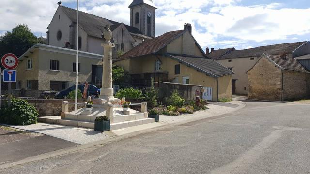 Monument aux morts et église de FONCEGRIVE