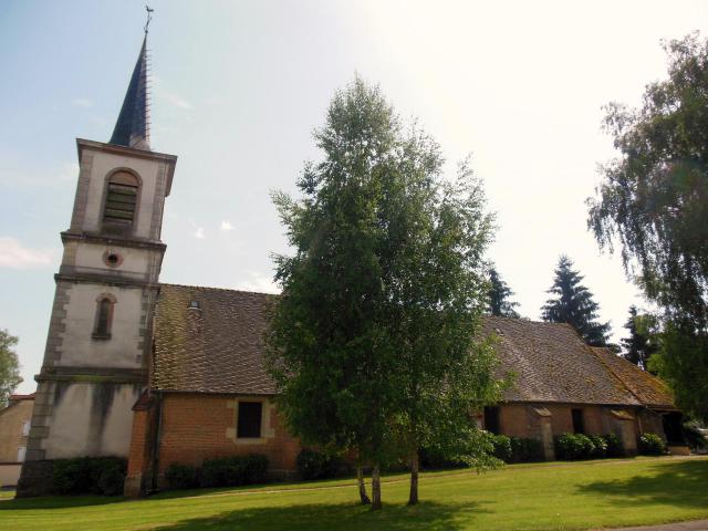 Eglise Saint-Michel, depuis la Rue des Rosiers, à Villers-les-Pots (21).