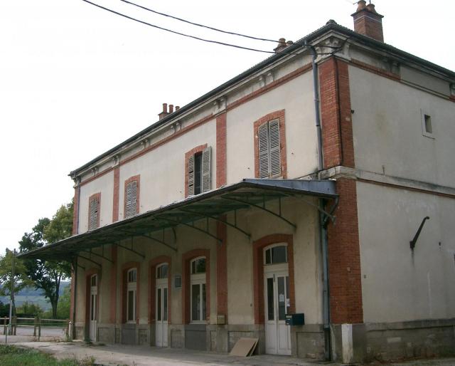 Nolay (Côte-d'Or). Gare SNCF désaffectée (ancienne ligne Dracy-Saint-Loup - Santenay-les-Bains).