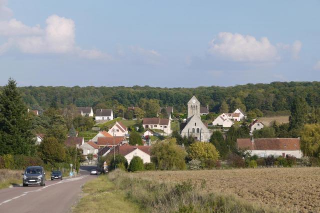 Vue du village depuis la route de Bézu.