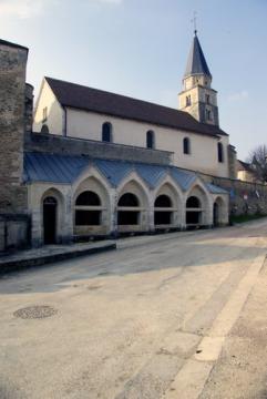 Salives; le lavoir au pied de l'église