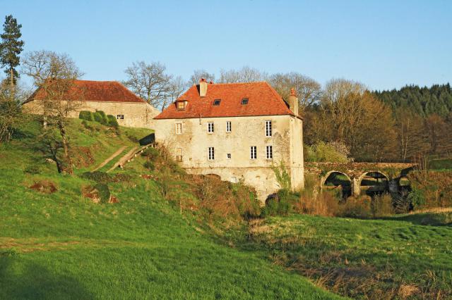 Le moulin de Bourbilly vu du pont sur le Serein