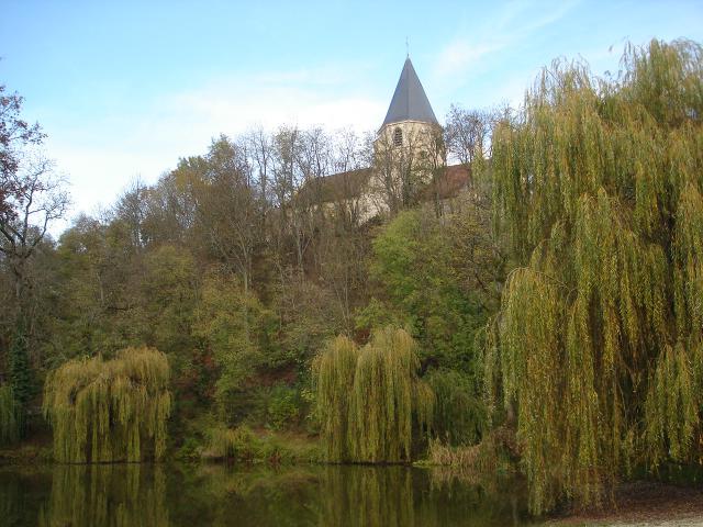 (Village de Fontaine lès Dijon en Cote d'Or près de la ville de Dijon :Eglise Saint Bernard-vue du bassin) Auteur : Jean-Claude Perez