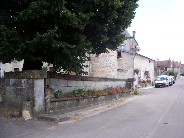 Ancienne fontaine communale et grande rue