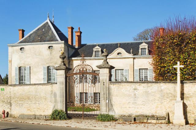 Bâtiment d'habitation des anciens haras de Bourgogne à Diénay