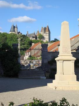 La Rochepot (Côte-d'Or, Fr) war memorial. You see also the cemetery cross and in the background the castle of La Rochepot.