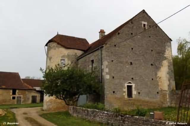 21 Bussières - Maison forte