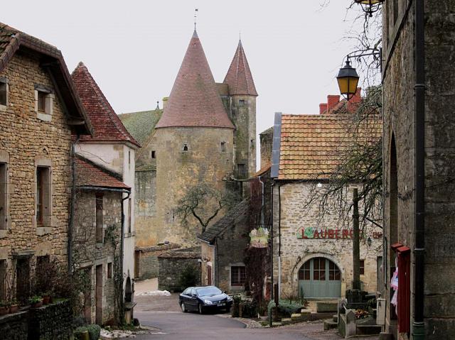 Vue sur le château de Châteauneuf (Côte-d'Or) depuis le village.