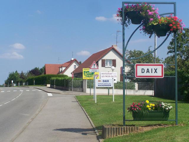 Panneau d'accueil de la commune de Daix dans l'agglomération dijonnaise en Côte-d'Or.