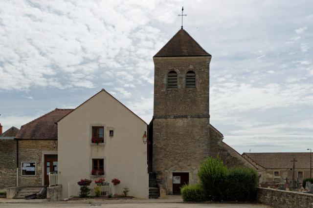 Mairie et église Saint-Bénigne à Épagny (Côte-d'Or, Bourgogne, France)
