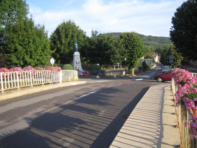 Fleurey-sur-Ouche (Côte-d'Or, France) - Le pont du canal, le Monument aux Morts, et la rue (passant devant la mairie) menant à l'église et…