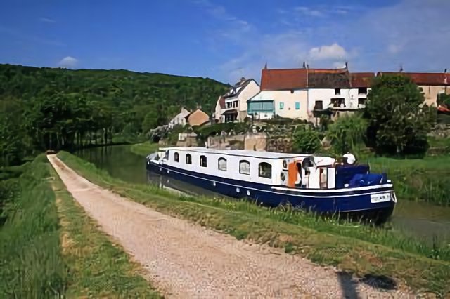 Labussiere sur Ouche Péniche hôtel sur le canal de Bourgogne