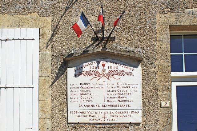 Plaque aux morts sur l'ancienne mairie de Poiseul-la-Ville