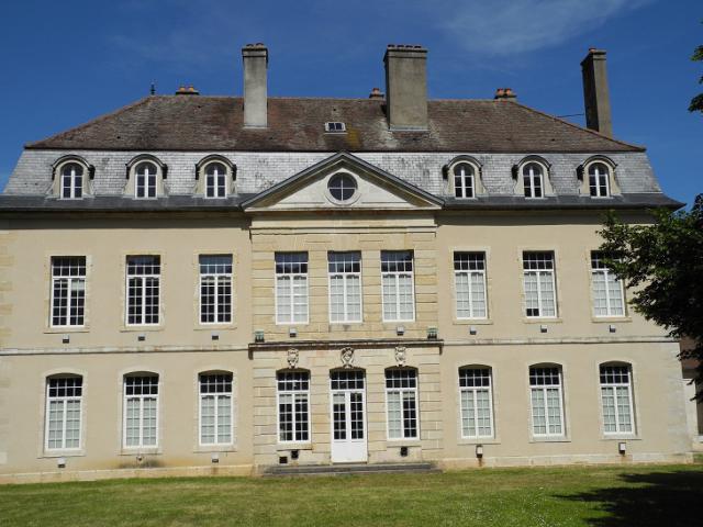 Façade ouest du château de Genlis, côté jardin.