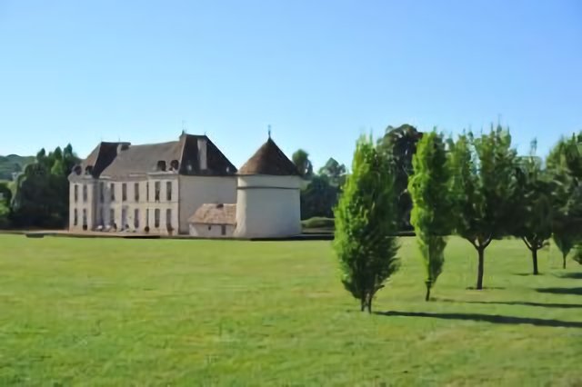 21 VIANGES château et son colombier