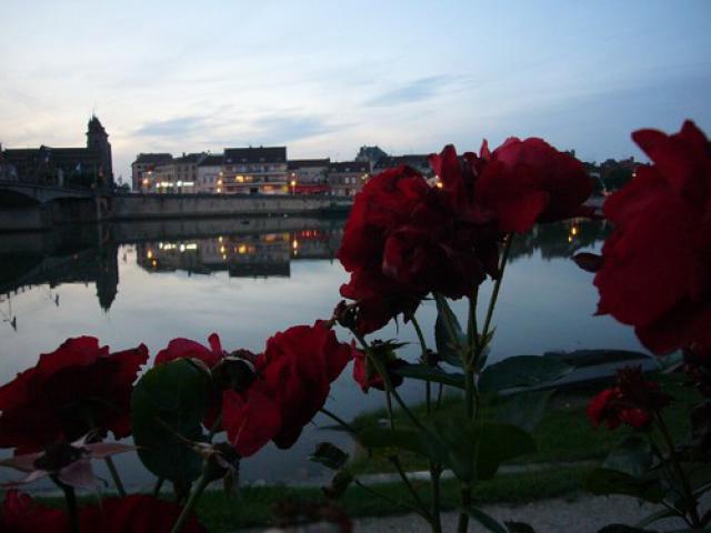 La Saône, vue sur Saint-Jean-de-Losne le soir (rs)