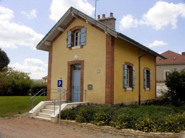 bâtiment à la gare ancienne de nolay