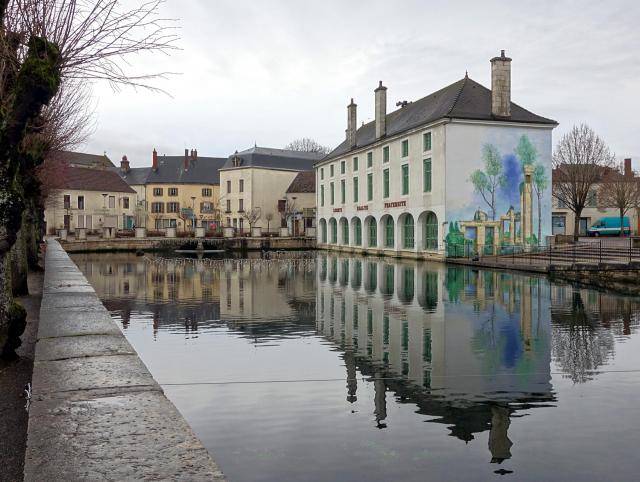 La mairie de Laignes et la résurgence de la Laigne.
