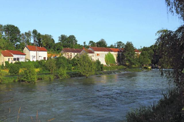 Déversoir sur la Seine et bief du moulin à Gomméville