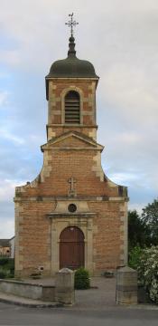 Façade et clocher de l'église de Pluvault en Côte d'Or, France.
