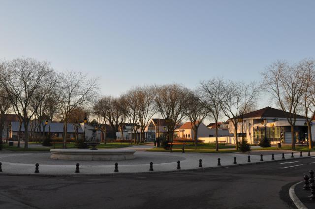 Place centrale de Saint-Apollinaire, Côte-d'Or