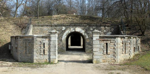 Redoute de Saint-Apollinaire, l'entrée et son ravelin, Saint-Apollinaire, Côte-d'Or, Bourgogne, FRANCE