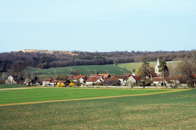 Le quartier de Rue-Basse à Magny-Lambert vu de la route de Villaines-en-Duesmois