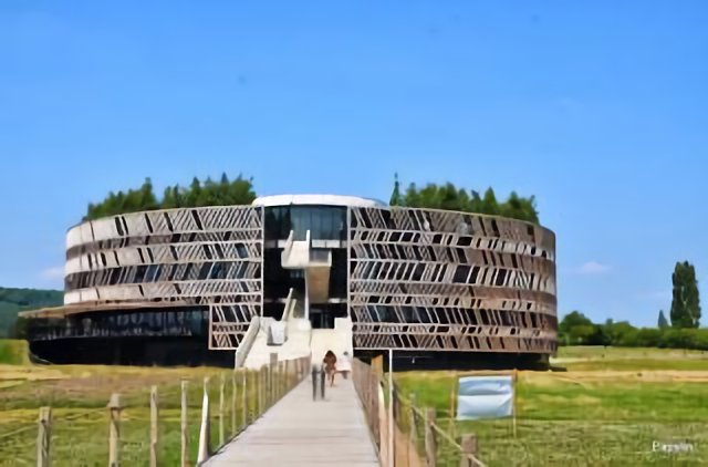 le bâtiment : muséoparc Alésia (architecte Bernard TSCHUMI) la forme du bâtiment est cylindrique, la façade en résille, bois de mélèze