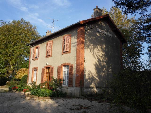 Gare de Champdôtre-Pont. L'ancien bâtiment voyageurs. Sur l'ancienne ligne Ligne Gray - Saint-Jean-de-Losne