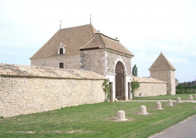 petit château de Massé à Corcelles-les-Arts en Côte d'Or France (porche - XVIIe siècle)