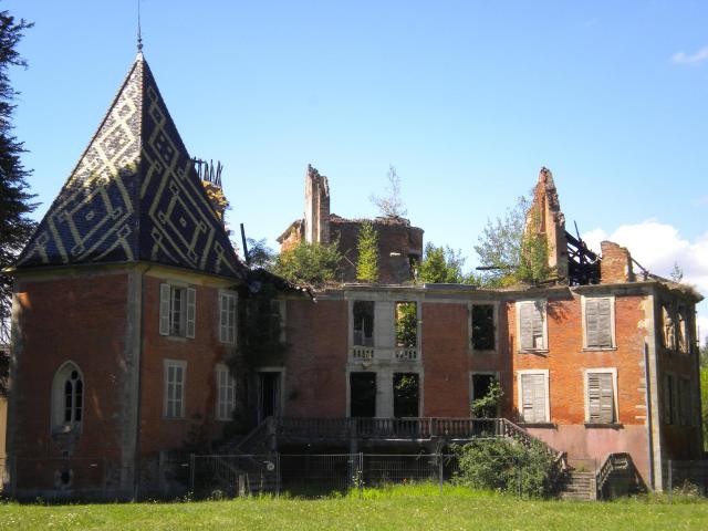 Photographie de la façade du château des Maillys (côté jardin), prise le 30 juillet 2012