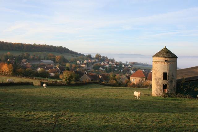 Ménétreux-le-Pitois - Vue du village depuis le plateau le surplombant