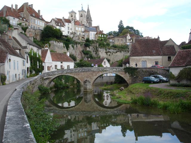 Pont Pinard sur l'Armançon au pied des remparts de Semur-en-Auxois pris en août 2006