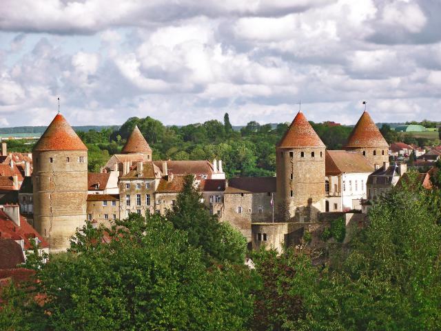 Le donjon de Semur-en-Auxois : de gauche à droite la tour de l'Orle-d'Or, la tour de la Prison, la tour de la Gehenne et la tour Margot